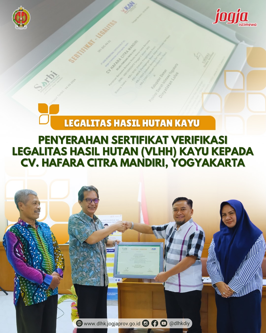 Penyerahan Sertifikat Verifikasi Legalitas Hasil Hutan (VLHH) Kayu kepada CV. Hafara Citra Mandiri